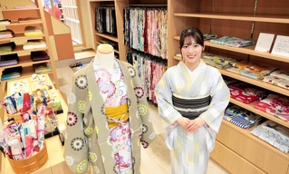 「Ｙｕｋａｔａ　ｍａｍｉｒｅ」マネジャーの松井未季さん。約２００種類の浴衣から好きなものを選べる＝豊岡市城崎町湯島
