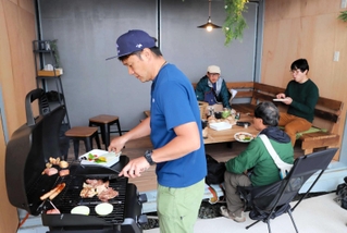 コンテナ棟でバーベキューを楽しむことができる＝養父市丹戸