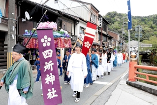 外湯を巡る古典行列＝豊岡市城崎町湯島