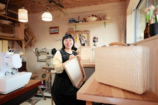 アタッシェケースやランプがさを製造販売する岡井見恩子さん＝豊岡市但東町栗尾