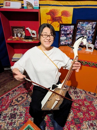 馬頭琴を楽しむ河合美智子さん＝日本・モンゴル博物館（本人提供）