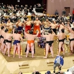 幕内力士の土俵入り＝２日、浜坂中学校