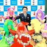 鯉田茂樹署長に「Ｚポーズ」を教える「ももいろクロおばあＺ」＝美方署