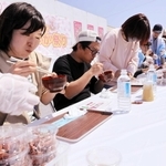 わんこそばの要領でホタルイカを食べる「全日本わんこほたる選手権」＝浜坂漁港