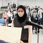 入社証書を受け取る城崎温泉の宿泊施設の新入社員＝豊岡市城崎町桃島