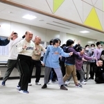 即興ダンスを楽しみ、記念撮影する作業所の利用者や支援者たち＝豊岡市日高町祢布