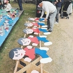 新調された飛び出し坊や＝豊岡市竹野町森本