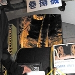 人気スポットの巻き揚げ機。設置されたＱＲコードをかざすと、動画が始まる＝史跡・生野銀山