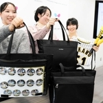 「推し」のグッズを持ち運べる「推し活かばん」を企画した芸術文化観光専門職大学の学生たち＝豊岡市山王町
