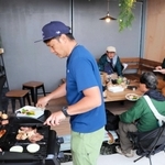 コンテナ棟でバーベキューを楽しむことができる＝養父市丹戸