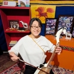 馬頭琴を楽しむ河合美智子さん＝日本・モンゴル博物館（本人提供）