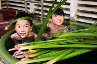 ショウブ湯を楽しむ子どもたち＝豊岡市城崎町湯島