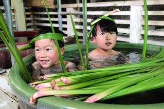 ショウブ湯を楽しむ子どもたち＝豊岡市城崎町湯島