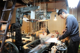 「ガシャン、ガシャン」の音に合わせて織り上げられる但馬ちりめん＝豊岡市但東町中山