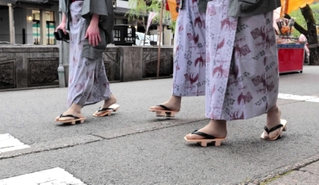 カランコロン。浴衣が似合う城崎温泉街で、げたの音が鳴る＝豊岡市城崎町湯島