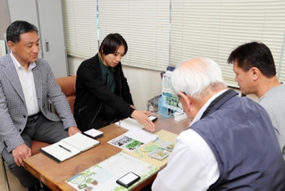 地元企業との商談で商品を説明する清水和輝さん（左から２人目）＝養父市八鹿町八鹿