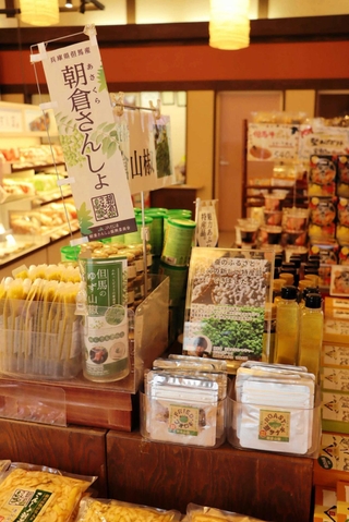 道の駅ようか但馬蔵で陳列される「フライドコオロギ」と「ロースト蚕サナギ」＝養父市八鹿町高柳