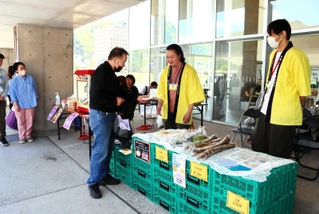 来客に対応する事業所の利用者ら＝養父市八鹿町八鹿