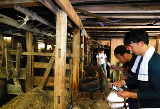 牛小屋が併設された民家＝香美町小代区新屋
