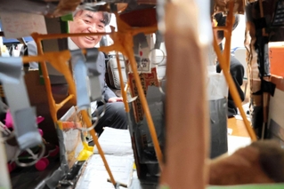 村上宣人社長は、細部まで再現された模型に驚きを隠せない様子＝豊岡聴覚特別支援学校