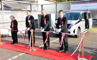 デマンド型乗り合い交通のスタートに際し、テープカットする関係者＝４月１日、朝来市のＪＲ生野駅西口