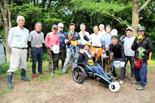 森林整備体験の参加者と記念撮影＝豊岡市日高町（全但バス但馬ドーム提供）