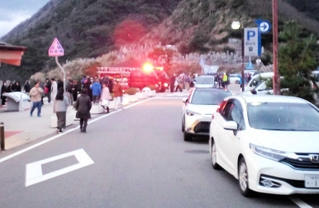 元日の能登半島地震で兵庫県北部に津波警報が発表され、城崎マリンワールド周辺の高台に避難してきた住民ら。豊岡市はこの日、避難指示を出さなかった＝１月１日午後、豊岡市瀬戸（提供写真）
