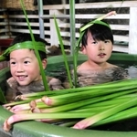 ショウブ湯を楽しむ子どもたち＝豊岡市城崎町湯島