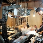 「ガシャン、ガシャン」の音に合わせて織り上げられる但馬ちりめん＝豊岡市但東町中山