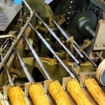 焼き上がったちくわから外されるステンレスの棒。チャリン、チャリンと金属音が響く＝米寅商店