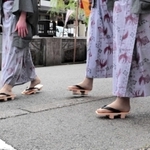 カランコロン。浴衣が似合う城崎温泉街で、げたの音が鳴る＝豊岡市城崎町湯島