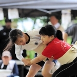 土俵でぶつかり合う子どもたち＝新温泉町浜坂