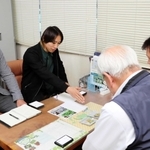 地元企業との商談で商品を説明する清水和輝さん（左から２人目）＝養父市八鹿町八鹿