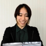 朝倉サンショウと昆虫食を掛け合わせた商品を手にする清水和輝さん＝養父市八鹿町八鹿