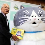 マルから絵本を受け取る広瀬栄養父市長＝養父市八鹿町八鹿