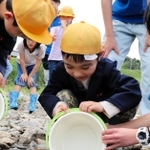 バケツに入ったアユを放流する児童たち＝香美町香住区間室