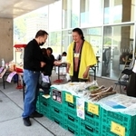 来客に対応する事業所の利用者ら＝養父市八鹿町八鹿