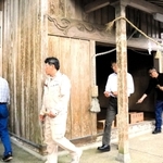 竹の札を手に「千度参り」をする住民たち＝豊岡市田結