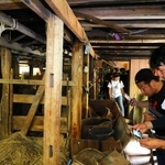 牛小屋が併設された民家＝香美町小代区新屋