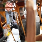 村上宣人社長は、細部まで再現された模型に驚きを隠せない様子＝豊岡聴覚特別支援学校