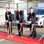 デマンド型乗り合い交通のスタートに際し、テープカットする関係者＝４月１日、朝来市のＪＲ生野駅西口