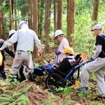 水陸両用のアウトドア車いすで森林を散策する河合美智子さん＝豊岡市日高町（全但バス但馬ドーム提供）