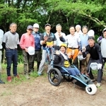 森林整備体験の参加者と記念撮影＝豊岡市日高町（全但バス但馬ドーム提供）