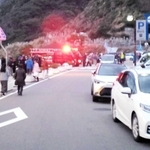 元日の能登半島地震で兵庫県北部に津波警報が発表され、城崎マリンワールド周辺の高台に避難してきた住民ら。豊岡市はこの日、避難指示を出さなかった＝１月１日午後、豊岡市瀬戸（提供写真）