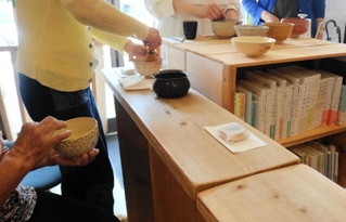 認知症患者と家族の「一体的支援プログラム」で、お茶を楽しむ参加者たち＝豊岡市中央町