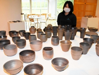 チャリティー販売されている珠洲焼。黒みの強い色合いが特徴という＝あさご芸術の森美術館