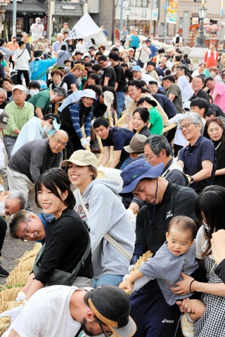 「よいしょ、よいしょ」のかけ声で綱を引っ張る下組＝新温泉町湯