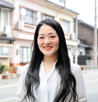 三足のわらじでドーナツを販売する杉本絵里奈さん＝豊岡市寿町