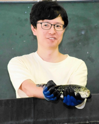 トラフグの陸上養殖に取り組む中村峻さん＝朝来市和田山町和田