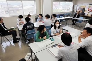 町の人口減少対策について話し合うプロジェクトチームのメンバーら＝新温泉町役場